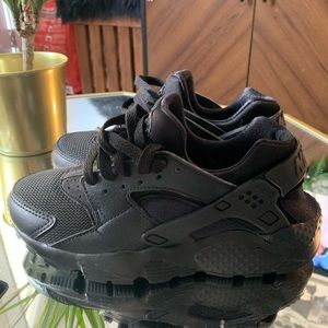 Black Nike huaraches